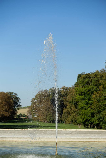 Sommerpark mit Brunnen in Tschechien  - Foto, Bild