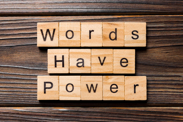 Sanat ovat Power sana kirjoitettu puupalikka. Sanat ovat Power tekstiä pöydälle, käsite. - Valokuva, kuva