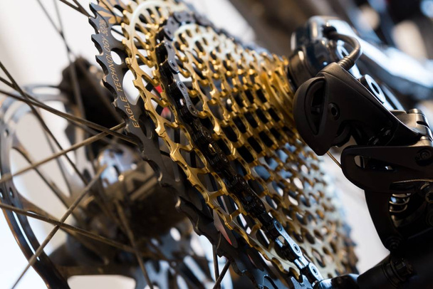 Zilina, Словаччина; 10-Jun-2018. 12 швидкісних велосипедів ланцюгова касета Mtb - золота. Словаччина - Фото, зображення