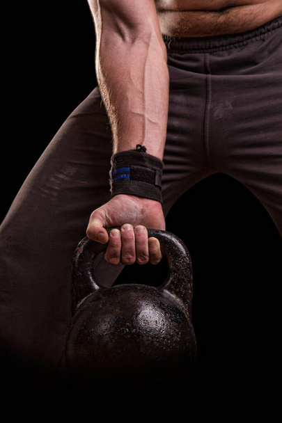 ケトルベルを持つ筋肉手のクローズアップ - 写真・画像