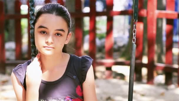 trauriges preteen Mädchen sitzt auf Schaukel - Filmmaterial, Video