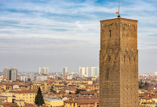 Wieża Prendiparte zwana także wieżą koronowaną (XII wiek) i miejskim krajobrazem Bolonii, widocznym z dzwonnicy katedry metropolitalnej San Pietro. Emilia-Rumunia, Włochy, Europa - Zdjęcie, obraz