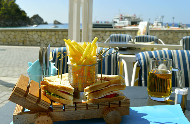 Paxos porto clube sanduíche e batatas fritas em um restaurante na pequena ilha ao sul de Corfu uma ilha grega no mar Jónico
 - Foto, Imagem