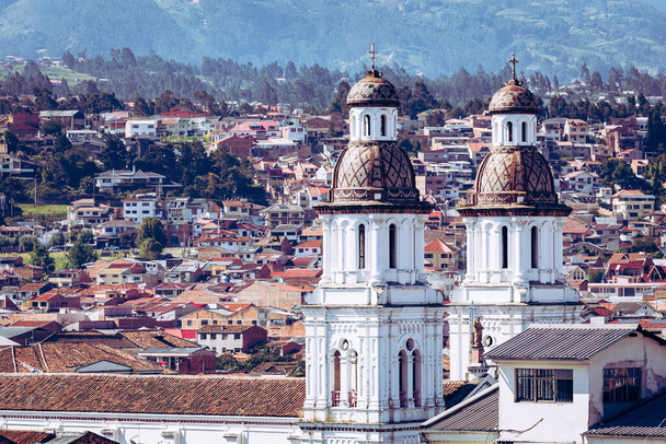 View of the city of Cuenca, Ecuador, with it 's many churches at sunny summer day. Южная Америка
.  - Фото, изображение