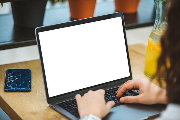 nő dolgozik laptop kávézó fehér képernyő szabadúszó koncepció másolás tér - Fotó, kép