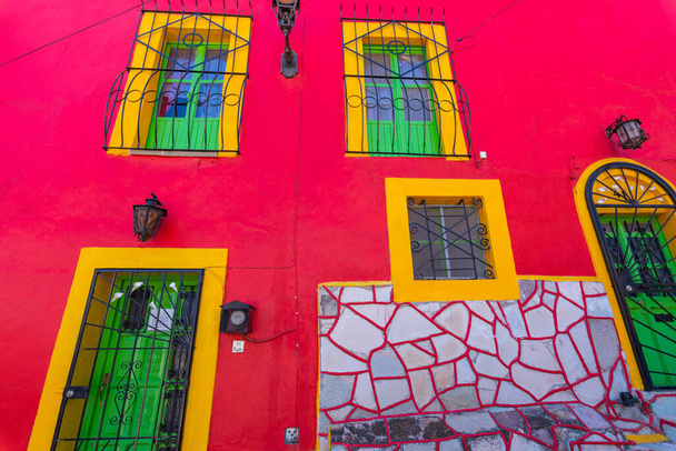 Casas coloniales de colores en el casco antiguo de Guanajuato. Callejuelas coloridas y calles estrechas en la ciudad de Guanajuato, México. Estilo colonial español
. - Foto, Imagen