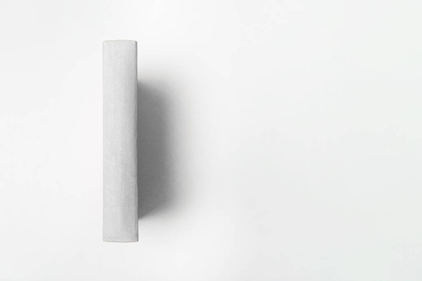 Pionowo stojące puste białe książki Mock up on a white background. Zdjęcie w wysokiej rozdzielczości. - Zdjęcie, obraz