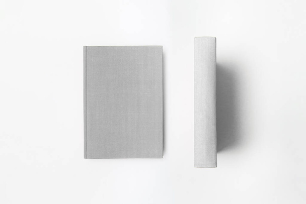 Vertikal stehende leere weiße Bücher auf weißem Hintergrund. Foto in hoher Auflösung. - Foto, Bild