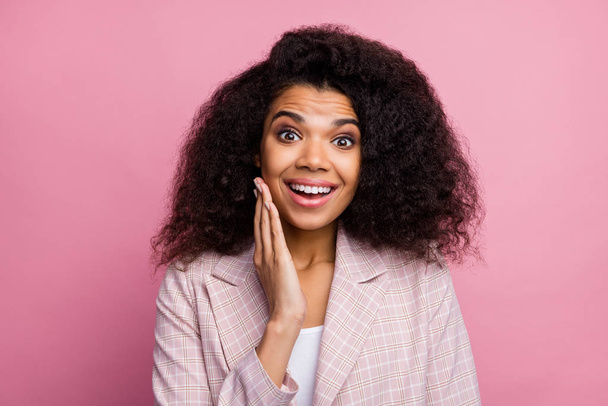 Portrait excited afro american girl collar professional corporate manager hear wonderful work news promotion impressed scream wow omg wear good look outfit isolated pastel pink color background - Foto, immagini