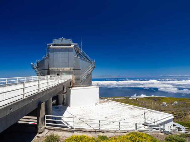 Telescopio nacional galileo sobre la roca de los chicos en la isla de La Palma, Islas Canarias
. - Foto, imagen