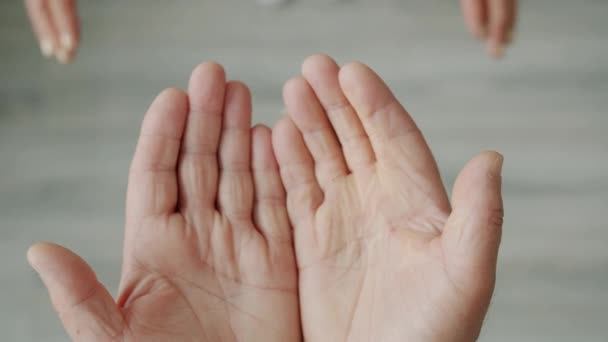 Közelkép a férfi kézről, amint női simogatással fejezi ki szeretetét és gondoskodását - Felvétel, videó