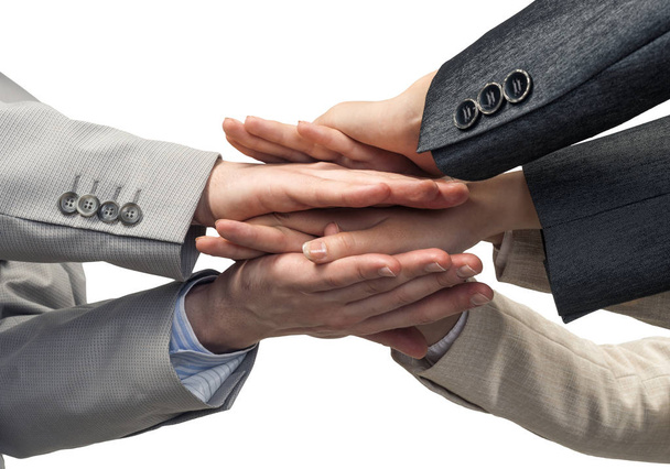 Gros plan de gens d'affaires mettant leurs mains ensemble sur fond blanc
 - Photo, image
