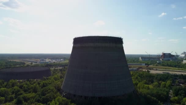 Vista aérea de torres de refrigeração para quinto, sexto reatores nucleares de Chernobyl NPP
 - Filmagem, Vídeo
