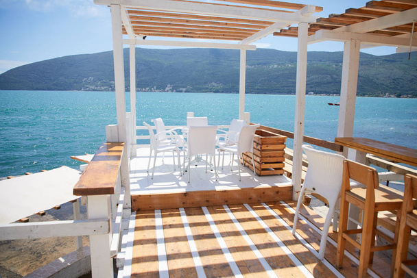terrasse d'été près de la mer bleue au soleil
 - Photo, image