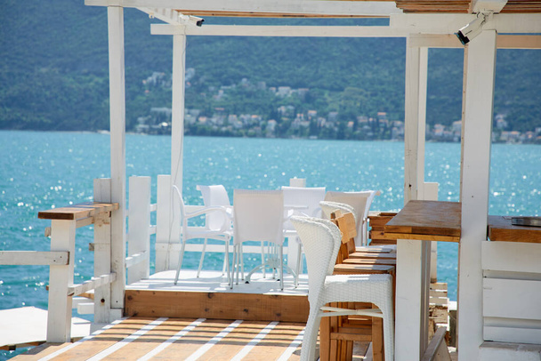 terraza de verano cerca del mar azul en el día soleado
 - Foto, Imagen