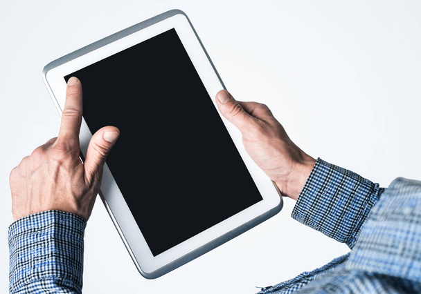 Gros plan de l'homme d'affaires utilisant une tablette numérique avec écran vierge
 - Photo, image
