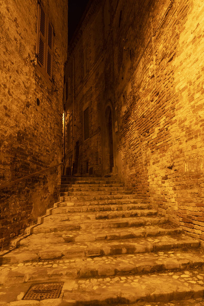Ripatransone, Ascoli Piceno, Marches, Italie : rue typique de la ville historique le soir
 - Photo, image
