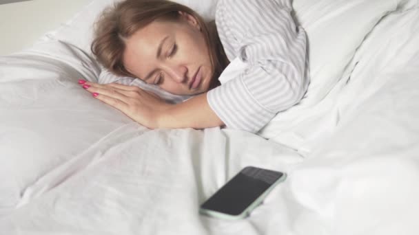 A beautiful woman wakes up from a phone call in the morning - Footage, Video