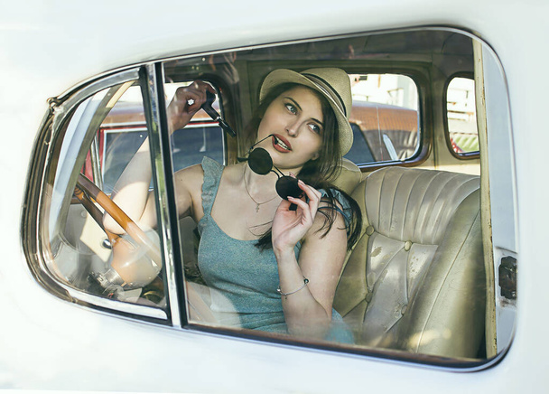 two beautiful girls and retro cars at nature - Foto, imagen
