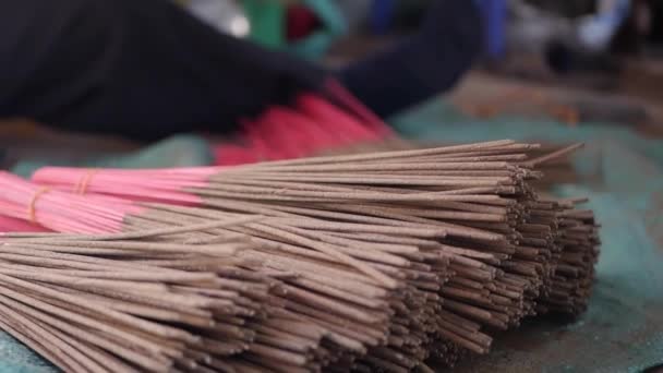 Femme vietnamienne pèse, emballe et met des bâtonnets d'encens nouvellement fabriqués pour l'expédition aux magasins. Production d'encens en Asie. Art traditionnel et concept de culture
 - Séquence, vidéo