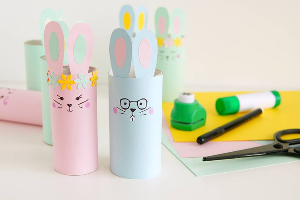 Handgemaakte Happy Easter decoraties papieren konijntjes van wc-papier buis, gemakkelijk knutselen voor kinderen.            - Foto, afbeelding