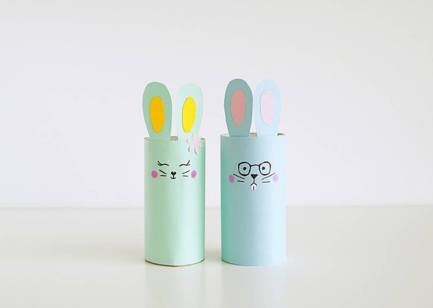 Cute Easter króliczki wykonane z papieru toaletowego rolki, Happy Wielkanocne rzemiosła. - Zdjęcie, obraz