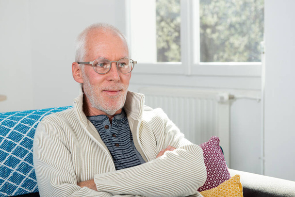 retrato de sénior con pelos blancos con anteojos
 - Foto, imagen