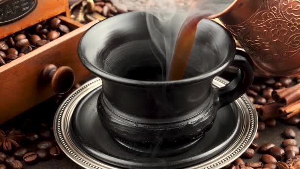 Ζεστός καφές χύνεται από την καφετιέρα στο κύπελλο. - Πλάνα, βίντεο