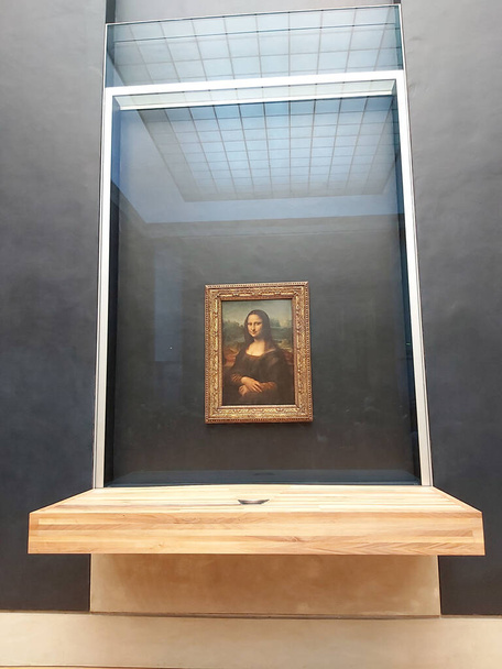 19.02.2020 PARIS, FRANCE - Leonardo Da Vinci painting Mona Lisa - Photo, image