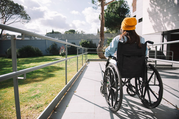 Tekerlekli sandalyedeki genç kız. Kavramı etkisizleştir - Fotoğraf, Görsel
