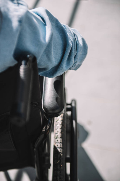 Инвалид, использующий инвалидное кресло на улице.
 - Фото, изображение