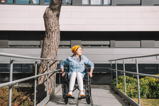 Chica joven discapacitada riendo en silla de ruedas.Concepto de discapacidad y felicidad
 - Foto, imagen