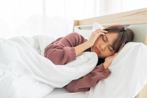 beautiful Asian women headache and sleeping on bed - Fotografie, Obrázek