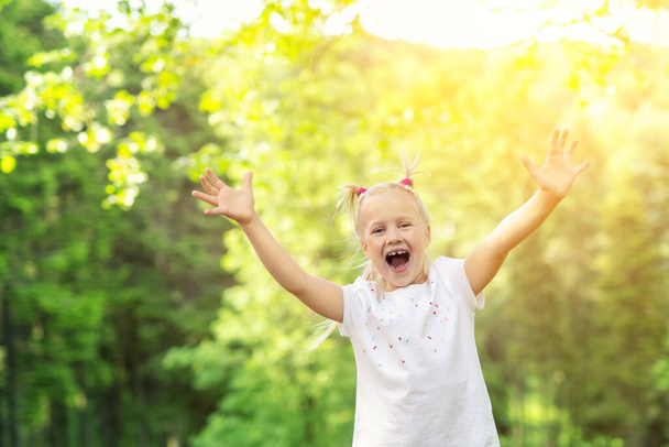 Söpö pieni valkoihoinen lapsi tyttö nauttia seisoo metsässä kävelyllä kesäpäivänä ulkona. Pieni onnellinen lapsi telttaretkellä luonnonpuistossa. Unelmoin ja olen vapaa. Vapaus elämäntapa
. - Valokuva, kuva