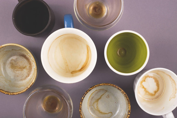 Dirty empty coffee cups - the company had breakfast together. - Foto, afbeelding