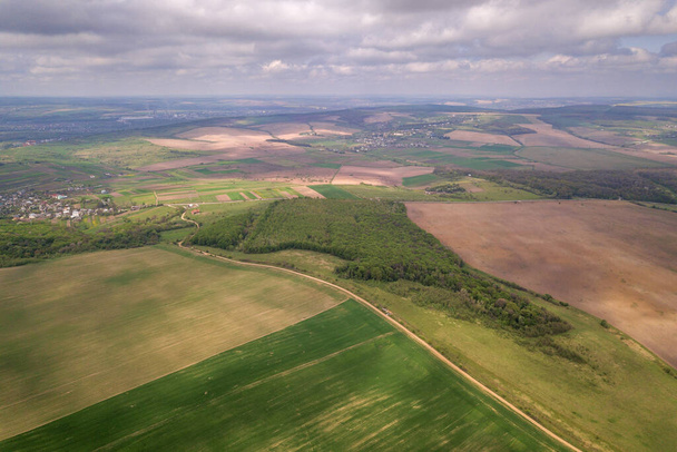 Vista aérea de campos de agricultura verde na primavera com vegetação fresca após a estação de semeadura. - Foto, Imagem