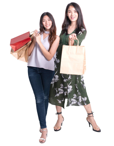 Fiatal ázsiai nő bevásárló csomagok elszigetelt fehér, ő hordja bevásárlótáskák, teljes hosszúságú - Fotó, kép