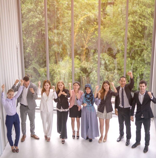 Группа успешных бизнесменов, счастливых в современном офисе природы
 - Фото, изображение