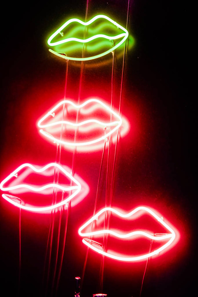Les enseignes néon en forme de lèvre ont mené des lumières décoratives lumineuses, décor mural  - Photo, image