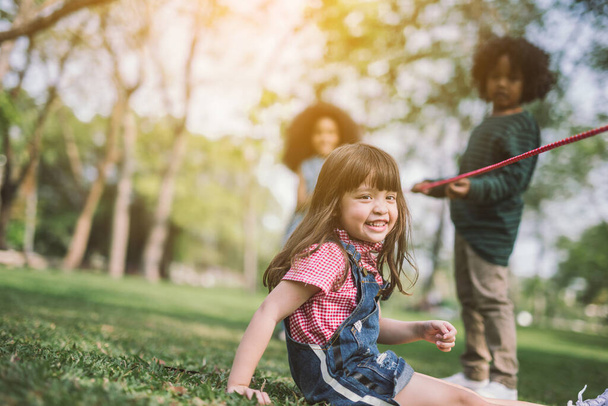 літо, дитинство, дозвілля та концепція людей - група щасливих дітей, які грають з другом на зеленому полі на відкритому повітрі
 - Фото, зображення