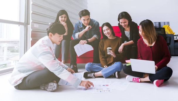 jovem asiático adolescente grupo reunião discutir ou brainstorm estratégia de negócios fazendo projeto no escritório moderno
 - Foto, Imagem