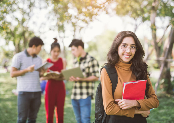 образование, кампус, дружба и люди - группа счастливых подростков со школьными папками
 - Фото, изображение
