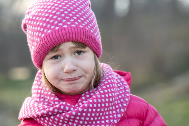 Όμορφο κοριτσάκι σε ζεστά πλεκτά χειμωνιάτικα ρούχα σε εξωτερικούς χώρους. - Φωτογραφία, εικόνα