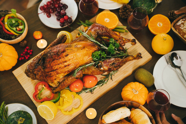 Roast Turkey in Thanksgiving Day. - Zdjęcie, obraz