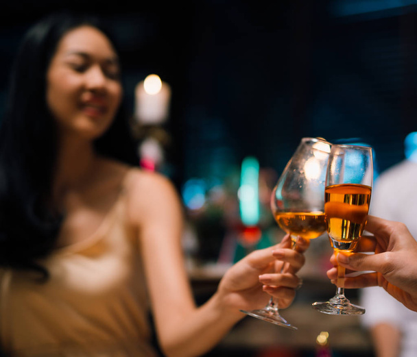 lazer, celebração, bebidas, pessoas e feriados conceito - casal feliz e amigos copos de vinho no bar restaurante
 - Foto, Imagem
