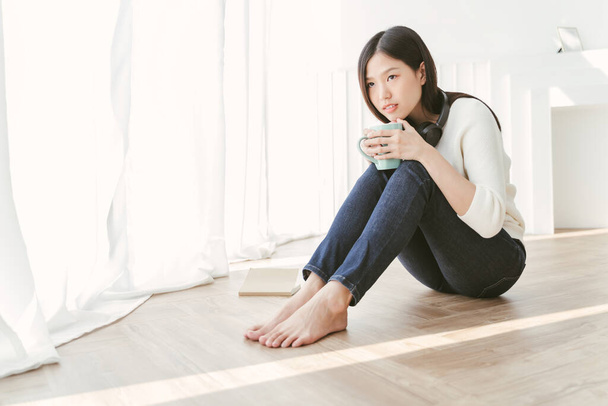 Portrait Asian woman relaxing with coffee at home - Foto, imagen