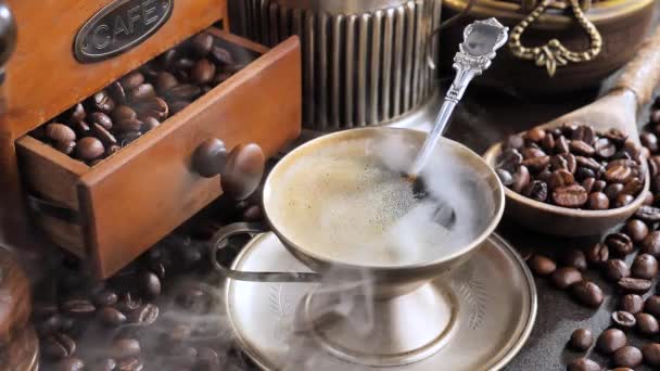 Café caliente en una taza con vapor sobre un fondo viejo
. - Metraje, vídeo