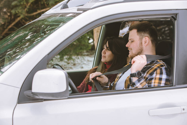 レンタカー中のカップルは道路旅行の準備ができて話す - 写真・画像