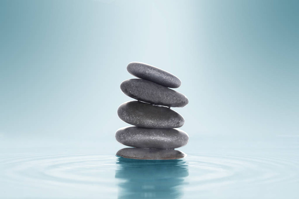 zen πέτρα στο νερό με αντίγραφο χώρο για το κείμενό σας - Φωτογραφία, εικόνα