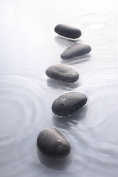 zen πέτρα στο νερό με αντίγραφο χώρο για το κείμενό σας - Φωτογραφία, εικόνα